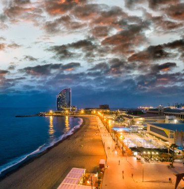 Barceloneta plaj ve alacakaranlıkta, Barselona manzarası havadan görünümü.