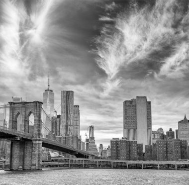 Brooklyn Köprüsü ve aşağı Manhattan skyline alacakaranlıkta.