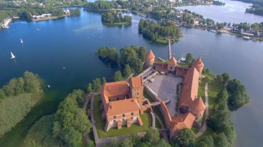 Ortaçağ Trakai Kalesi, Litvanya. Yaz seaon güzel havadan görünümü.