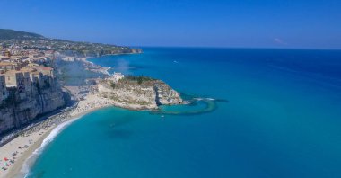 Hava görünümünü Tropea coasline Calabria, İtalya.