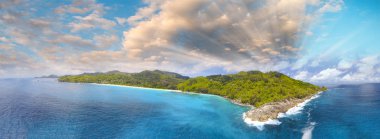 Mahe, Seychelles Adaları ' güneşli bir havadan görünümü.