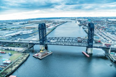 Köprüde Hackensack nehir, Jersey City havadan görünümü.