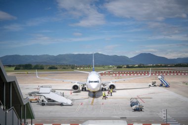 Havaalanı, uçuş öncesi yakıt ikmali ve kargo uçağı, hazırlık take-off kapısı, terminal Uluslararası Havaalanı içinde yükleme uçak yanaştı... Pencereden Önden Görünüm.