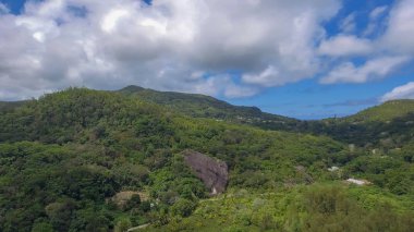 Kristal berraklığında su ile güneşli bir tropikal plaj havadan görünümü.