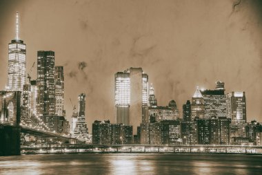 Brooklyn Bridge Park Brooklyn Köprüsü ve Manhattan manzarası gece manzarası. Uzun pozlama.