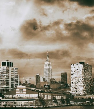 Midtown Manhattan günbatımı manzarası olarak görülen bir yolcu gemisi, New York üzerinden.