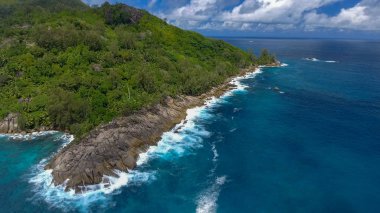 Dağlar ve okyanus Seyşeller, havadan görünümü.