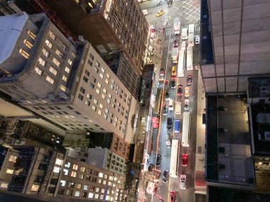 New York Caddesi 'ndeki gece şehir trafiğinin yukarıdan görünüşü.