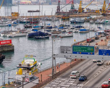 Hong Kong - 10 Mayıs 2014: Şehir trafiği arabalar ve taksi ile. Hong Kong 10 milyon turist her yıl ev sahipliği yapan.