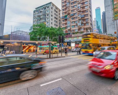 Hong Kong - 10 Mayıs 2014: Şehir trafiği arabalar ve taksi ile. Hong Kong 10 milyon turist her yıl ev sahipliği yapan.