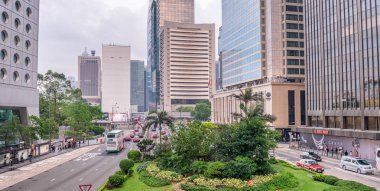 Hong Kong - 12 Nisan 2014: Şehir merkezinde sokak trafik bulutlu bir günde. Şehrin 15 milyon insan her yıl çekiyor..
