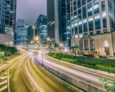 Hong Kong - 10 Mayıs 2014: Şehir trafik geceleri. Hong Kong 10 milyon turist her yıl ev sahipliği yapan.