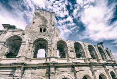 Arles, Fransa. Güneşli bir şehir Arena güzel manzara.