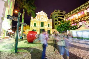 Makao, Çin - Nisan 2014: Turist eski şehir merkezi gece keyfini çıkarın. Makao kumar için önemli bir yer.
