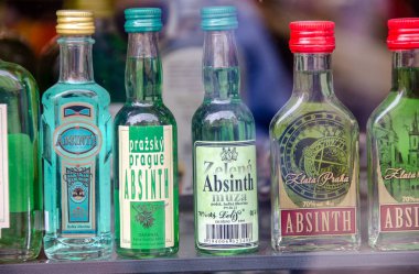 Prag - Temmuz 2011: Likör bir barda. Alkol kullanımı şehirde yaygındır.