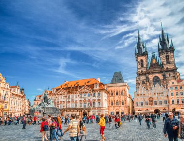 Prag, Çek Cumhuriyeti - Temmuz 2011: Turist şehir sokaklarını güneşli bir günde ziyaret edin. Prag çeken 7 milyon turist her yıl.