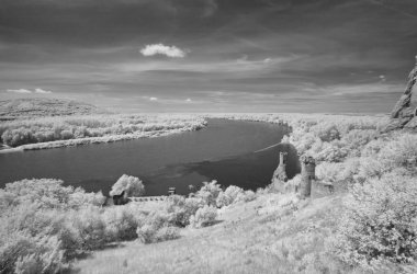 Güzel alpin Gölü, kızılötesi filtre ile havadan görünümü.