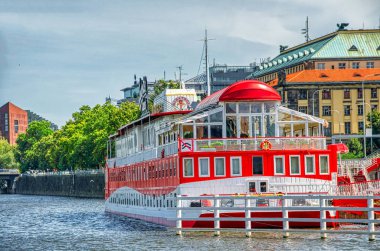 Prague, Çek Cumhuriyeti - Temmuz 2011: ünlü Botel Albatros güneşli bir günde. Prag çeken 7 milyon turist her yıl.