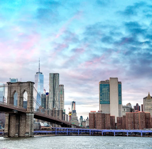 Brooklyn Köprüsü Aşağı Manhattan Skyline Alacakaranlıkta — Stok fotoğraf