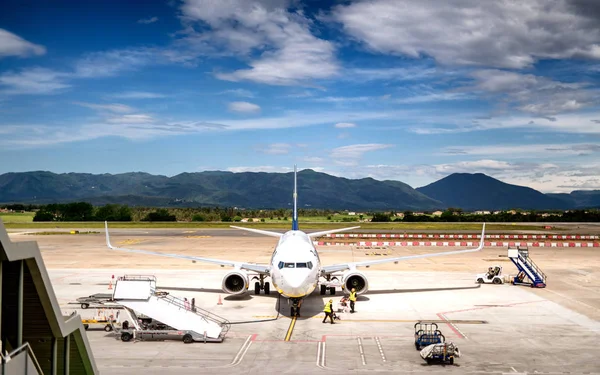 Pesawat Merapat Bandara Pengisian Bahan Bakar Pra Penerbangan Dan Pemuatan — Stok Foto