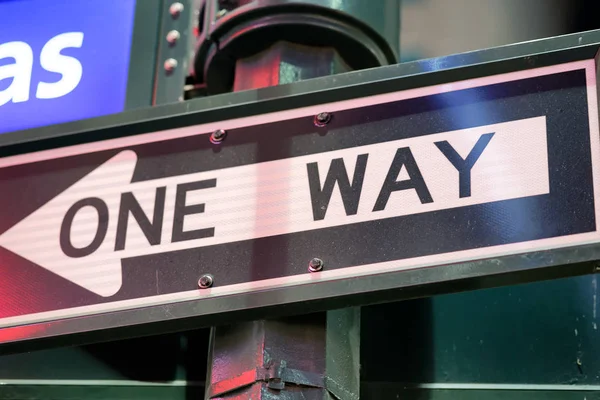 Firma One Way Street Por Noche Ciudad Nueva York — Foto de Stock