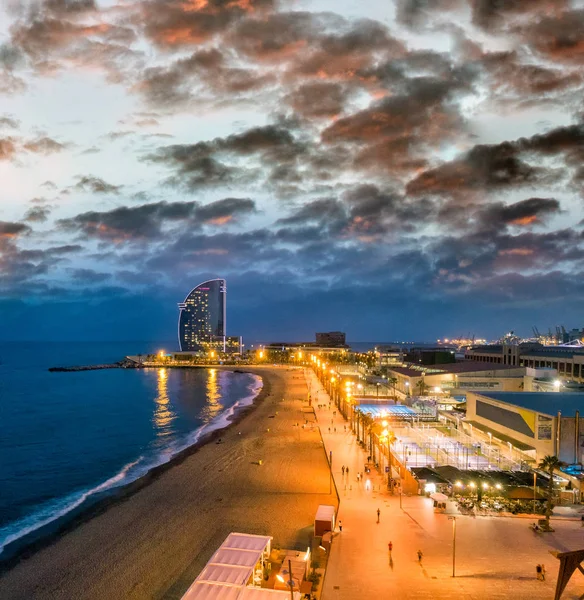 Luftaufnahme Des Barceloneta Strandes Und Der Skyline Der Abenddämmerung Barcelona — Stockfoto