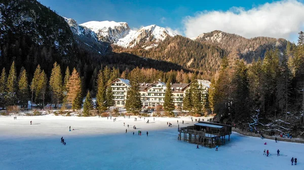 Luchtfoto Van Prags Lake Het Winterseizoen Italiaanse Alpen — Stockfoto