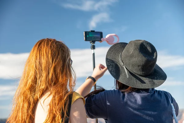 Vista Posterior Dos Mujeres Fotografiando Parque Nacional Con Smartphone Monópodo —  Fotos de Stock