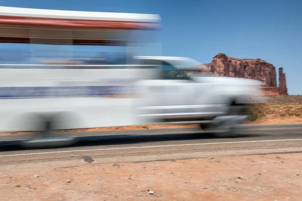 Caravana Turística Acelerándose Largo Carretera Monument Valley —  Fotos de Stock