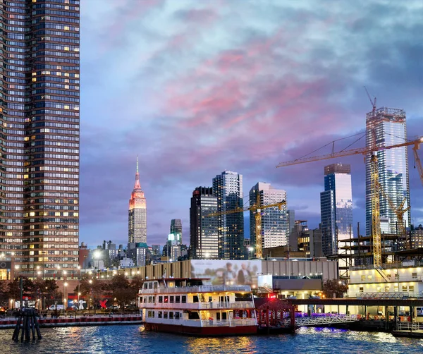 从纽约一艘游轮上看到的曼哈顿市中心日落天际线 — 图库照片