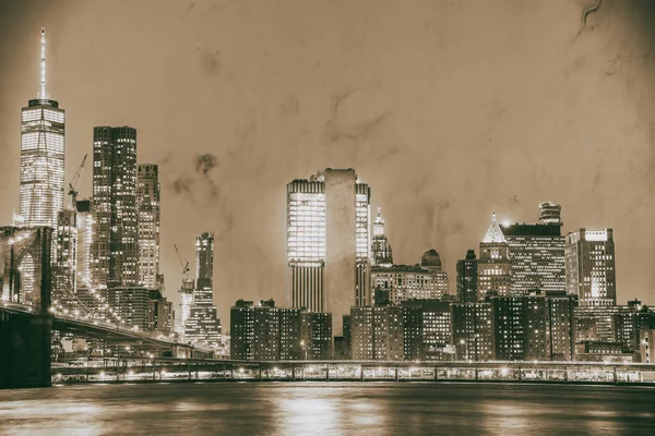 从布鲁克林大桥公园的布鲁克林大桥和曼哈顿天际线的夜景 长时间曝光 — 图库照片