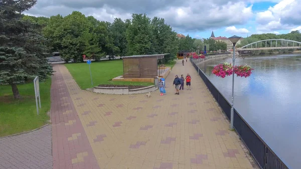 Tartu Estônia Julho 2017 Pessoas Caminham Longo Rio Cidade — Fotografia de Stock