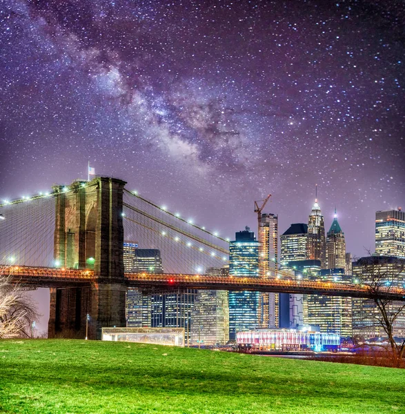ニューヨーク市のマンハッタンのスカイライン 米国に架かる星月夜 — ストック写真