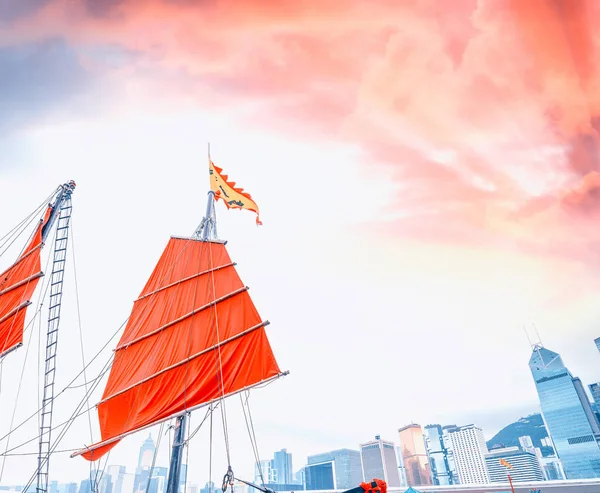 Червоний Лісистій Човен Значок Гонконгу Діють Гавань Вікторія — стокове фото
