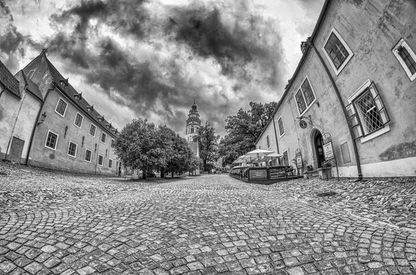 Cesky Krumlov - Çek Cumhuriyeti - Temmuz 2011: Turist şehir sokaklarını gün yaz boyunca. Bir ortaçağ turist attarction bu.
