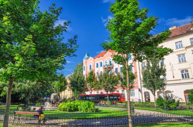 Bratislava, Slovakya - Temmuz 2011: Turist şehir Merkezi'ni ziyaret edin. Bratislava her yıl 1 milyon turist çeken.