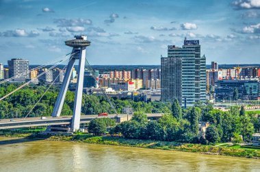 Bratislava, Slovakya - Temmuz 2011:B ridge Slovak Ulusal Ayaklanması, Ufo Köprüsü, Tuna Nehri üzerinde. Bratislava her yıl 1 milyon turist çeken.