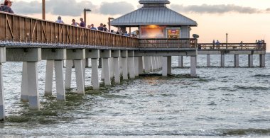 Fort Myers Pier gün batımında - Florida.
