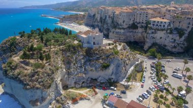 Kara, kıyı şeridi ve evler Calabria, yaz sezonu güzel havadan görünümü.