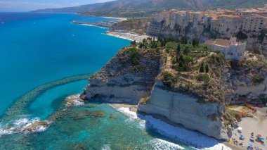 Yaz sezonu İtalyan sahil şeridi hava görünümünü. Calabria gökten.