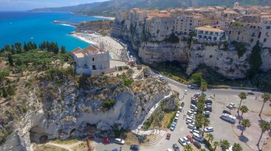 Bir Tropea şaşırtıcı havadan görünümü. Calabrian kıyı şeridi yaz sezonu, İtalya.