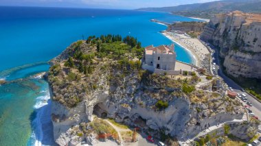Tropea, Calabria. İHA perspektifinden şehrin, manastırın ve kıyı şeridinin havadan görüntüsü.
