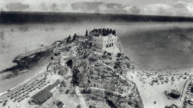 Bir Tropea, Calabria, İtalya, yaz sezonunun güzel sahil şeridi havadan görünümü.