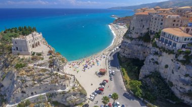 Bir Tropea, Calabria, İtalya, yaz sezonunun güzel sahil şeridi havadan görünümü.