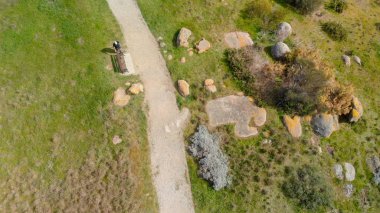 Beautoful yol çayır boyunca havai görünümü.