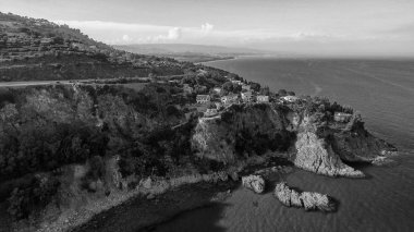 Güzel sahil şeridinin havadan görünüşü.