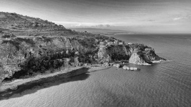 Yaz sezonu güzel kıyı şeridi havadan görünümü.