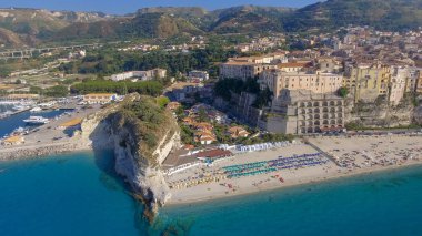 Bir Tropea, Calabria, İtalya, yaz sezonunun güzel sahil şeridi havadan görünümü.