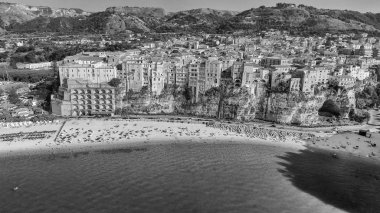 Bir Tropea, Calabria, İtalya, yaz sezonunun güzel sahil şeridi havadan görünümü.