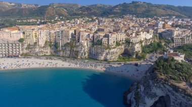 Tropea, Calabria. İHA perspektifinden şehrin, manastırın ve kıyı şeridinin havadan görüntüsü.